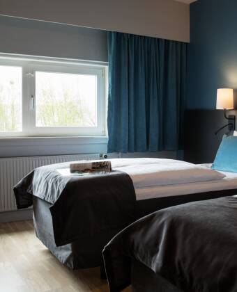 Nyt oppholdet på et av hotellets moderne og komfortable dobbeltrom.