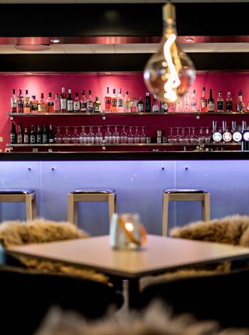 Efter en händelserik dag i Odense kan du koppla av med en kall öl eller drink i hotellets moderna bar.