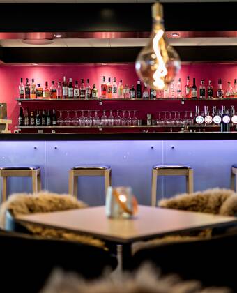 Efter en oplevelsesrig dag i Odense kan I hygge jer med en kold øl, eller drink i hotellets moderne bar.