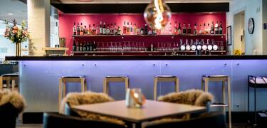 Etter en opplevelsesrik dag i Odense er det fint å trekke seg tilbake med en kald øl eller et glass vin i hotellets moderne bar.