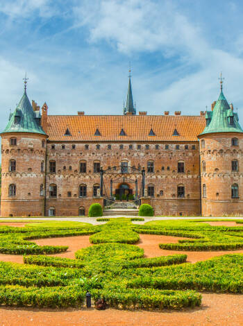 Opplev Egeskov slott, som er Fyns største turistattraksjon, og bl.a. tilbyr spennende utstillinger, en stor naturlabyrint og barokke hager.