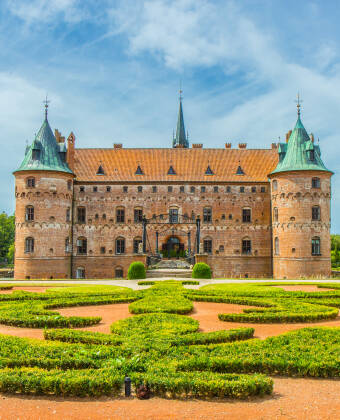 Opplev Egeskov slott, som er Fyns største turistattraksjon, og bl.a. tilbyr spennende utstillinger, en stor naturlabyrint og barokke hager.
