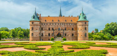 Opplev Egeskov slott, som er Fyns største turistattraksjon, og bl.a. tilbyr spennende utstillinger, en stor naturlabyrint og barokke hager.