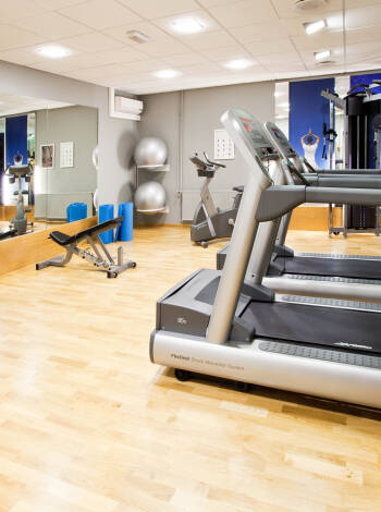 Ett välutrustat gym med moderna träningsmaskiner ger energi till din träning.