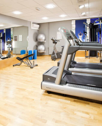 Ett välutrustat gym med moderna träningsmaskiner ger energi till din träning.