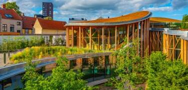 Besøg H.C. Andersens Hus og oplev den spændende historie bag eventyrets begyndelse i hans barndomshjem.