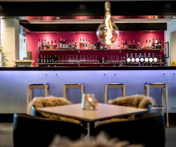 Efter en händelserik dag i Odense kan du koppla av med en kall öl eller drink i hotellets moderna bar.