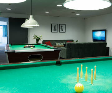 Ett livfullt spelrum erbjuder glädje och underhållning för alla åldrar under vistelsen.