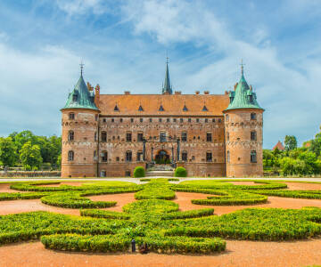 Erleben Sie Schloss Egeskov, die größte Touristenattraktion Fünens, in dem es spannende Ausstellungen, ein großes Naturlabyrinth und barocke Gärten gibt..