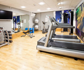 Få sved på panden i hotellets fitnessrum, som er udstyret med moderne fitnessmaskiner og håndvægte.