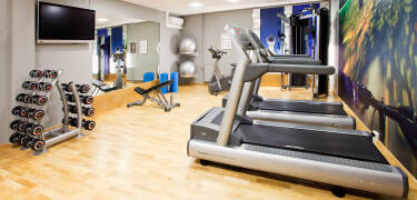 Trainieren Sie im hoteleigenen Fitnessraum, der mit modernsten Fitnessgeräten und verschiedenen Hanteln ausgestattet ist.