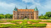 Opplev Egeskov slott, som er Fyns største turistattraksjon, og bl.a. tilbyr spennende utstillinger, en stor naturlabyrint og barokke hager.