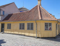 Besuchen Sie das Geburtshaus von Märchenerzähler Hans Christian Andersen und erleben Sie die spannende Lebensgeschichte des Autors.