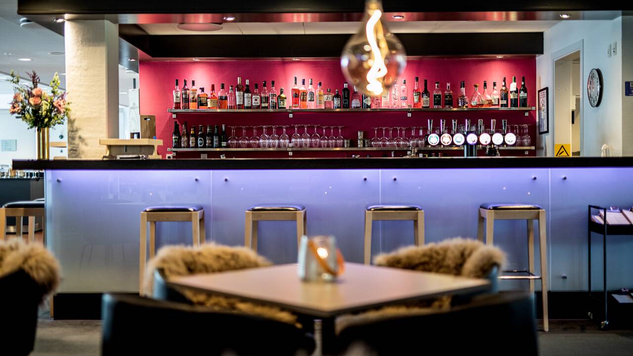 Etter en opplevelsesrik dag i Odense er det fint å trekke seg tilbake med en kald øl eller et glass vin i hotellets moderne bar.