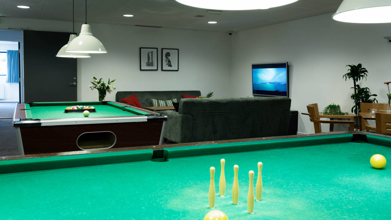 Ett livfullt spelrum erbjuder glädje och underhållning för alla åldrar under vistelsen.