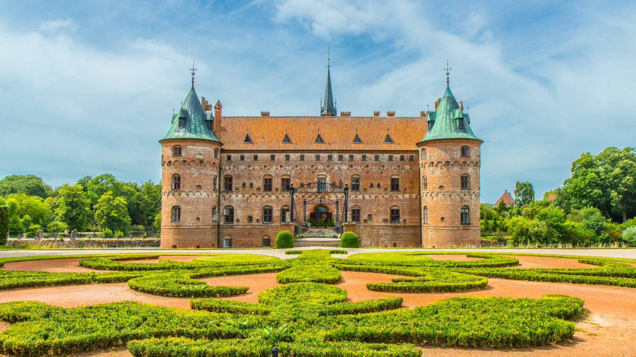 Erleben Sie Schloss Egeskov, die größte Touristenattraktion Fünens, in dem es spannende Ausstellungen, ein großes Naturlabyrinth und barocke Gärten gibt..