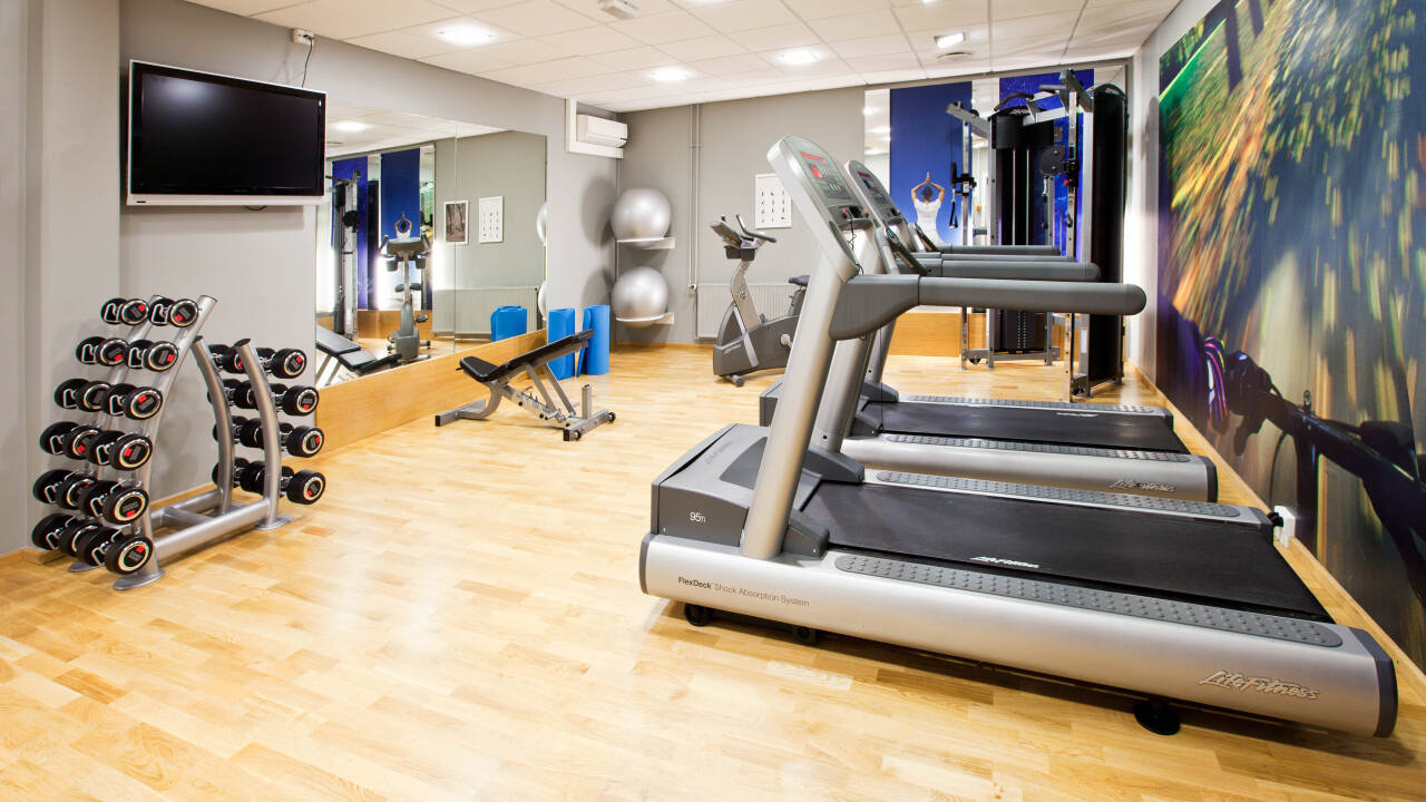 Få sved på panden i hotellets fitnessrum, som er udstyret med moderne fitnessmaskiner og håndvægte.