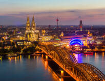 Köln med sin världsberömda katedral ligger bara 1 timme bort med bil.