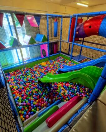 Das Hotel ist auch für Familien mit Kindern geeignet, z. B. mit Hobbyarbeit, Schatzsuche und sportlichen Aktivitäten.