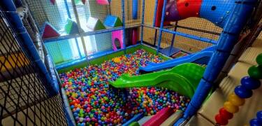 Das Hotel ist auch für Familien mit Kindern geeignet, z. B. mit Hobbyarbeit, Schatzsuche und sportlichen Aktivitäten.