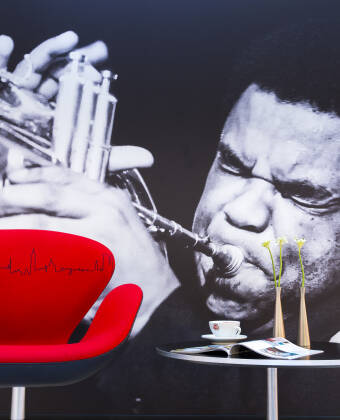 Det 4-stjärniga hotellet renoverades under 2020 och välkomnar er in i en härlig atmosfär.
