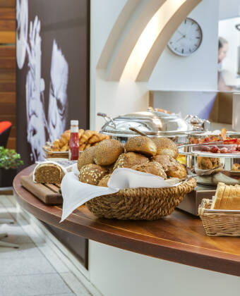 Hotellet tilbyr en deilig, variert frokost før dagens spennende eventyr.