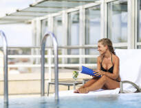 Slap af i luksuriøse omgivelser i enten den uden- eller indendørs pool