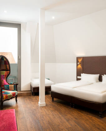 De modernt inredda rummen kombinerar charmiga tidstypiska element med starka nyanser
