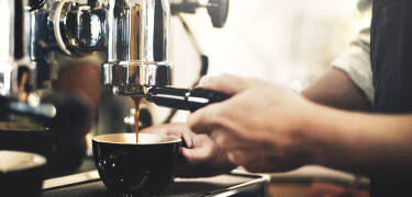 På elaya hotel leipzig city center kan du nyde friskbrygget kaffe hele dagen lang.