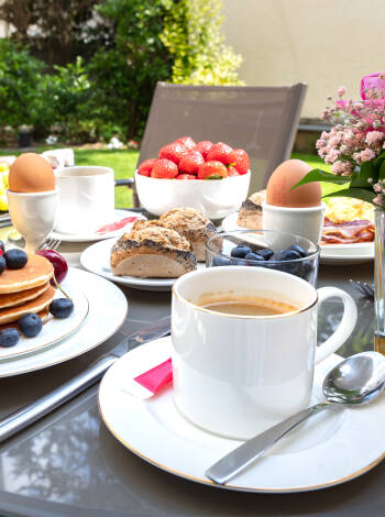 Beginnen Sie den Tag gut mit einem köstlichen französischen Frühstücksbuffet.