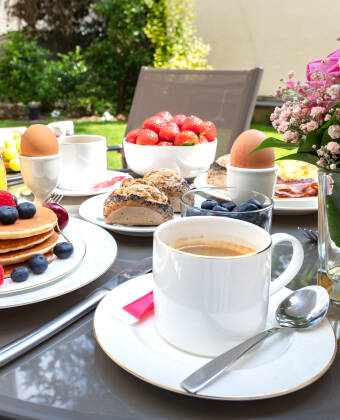 Beginnen Sie den Tag gut mit einem köstlichen französischen Frühstücksbuffet.