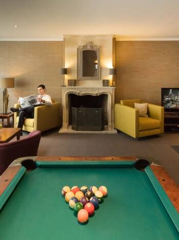 Das Hotel verfügt über ein gemütliches Billardzimmer, eine Lounge mit Bar, Kamin und PS4.