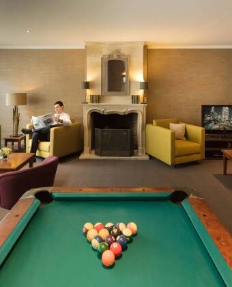 Hotellet har et koselig biljardrom, lounge med bar, peis og PS4.
