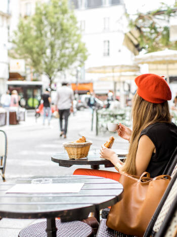 Hotellet ligger sentralt til, så du kan prøve det franske kjøkken på flere restauranter i nærheten.