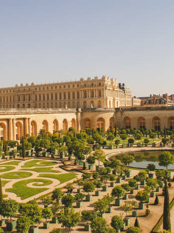 Sie gelangen sehr einfach zum Schloss Versailles und Disneyland.