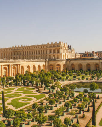 Sie gelangen sehr einfach zum Schloss Versailles und Disneyland.