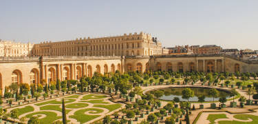 Sie gelangen sehr einfach zum Schloss Versailles und Disneyland.