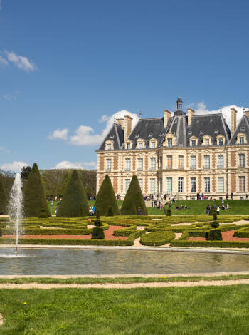 Das Hotel liegt 100 Meter vom Parc de Sceaux entfernt, einem großen, wunderschönen Park mit Grünflächen.