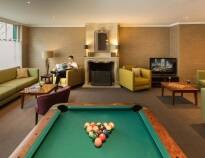 Hotellet har en hyggelig billardsalon, lounge med bar, pejs, og PS4.