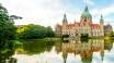 Besuchen Sie das neue Rathaus in Hannover, das idyllisch an einem wunderschönen See liegt.