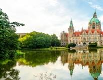 Besøk det nye rådhuset i Hannover, som ligger idyllisk ved en vakker innsjø.