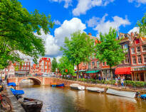Utforsk Amsterdams romantiske kanaler og kjente museer som Van Gogh-museet, Rijksmuseum og Stedelijk Museum.