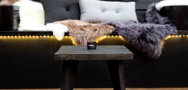 Hotellets décor er varmt og indbyder til at slappe af i de hyggelige omgivelser.