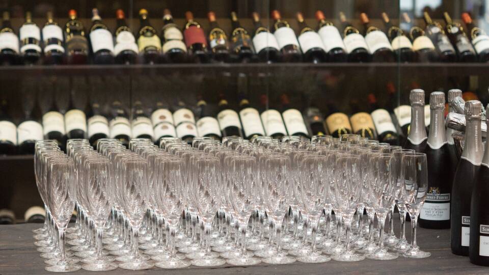 Sie können im hoteleigenen modernen Restaurant essen und den Abend mit einem Glas Wein in der Weinbar ausklingen lassen.
