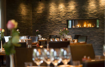 Sie können im hoteleigenen modernen Restaurant essen und den Abend mit einem Glas Wein in der Weinbar ausklingen lassen.
