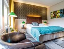 De flotte værelser er indrettet i varme naturfarver og tilbyder et højt komfortniveau.