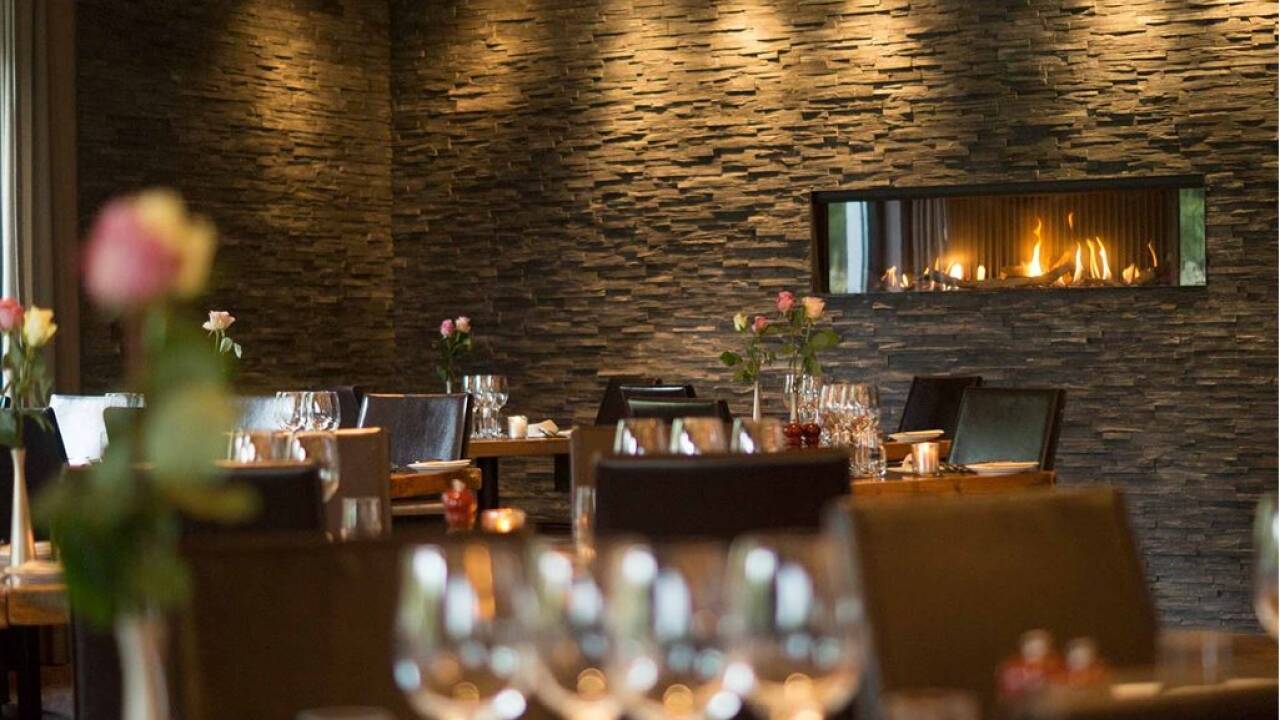 Dere kan spise middag på hotellets moderne restaurant og runde av kvelden med et glass vin i vinbaren. 