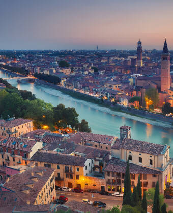 In Verona können Sie das berühmte Römisches Amphitheater und Julias Haus mit dem berühmten Balkon erleben