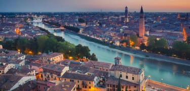 I Verona kan dere oppleve det kjente amfiteateret og Julies hus med sin berømte balkong.