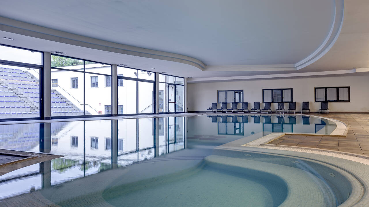 Hotellets indendørs pool kan benyttes, hvis vejret viser sig fra den trælse side.